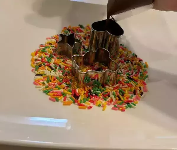 溶かしたチョコを『氷水』に垂らすと？　完成したモノに「もう芸術」「子供が喜びそう！」