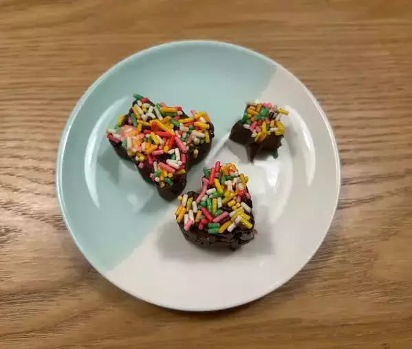 溶かしたチョコを『氷水』に垂らすと？　完成したモノに「もう芸術」「子供が喜びそう！」