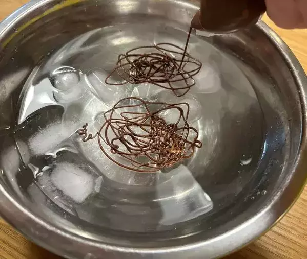 溶かしたチョコを『氷水』に垂らすと？　完成したモノに「もう芸術」「子供が喜びそう！」