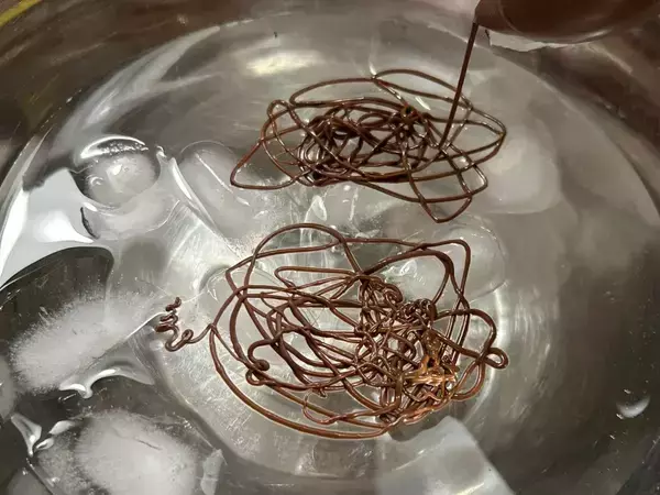 溶かしたチョコを『氷水』に垂らすと？　完成したモノに「もう芸術」「子供が喜びそう！」