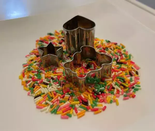 溶かしたチョコを『氷水』に垂らすと？　完成したモノに「もう芸術」「子供が喜びそう！」