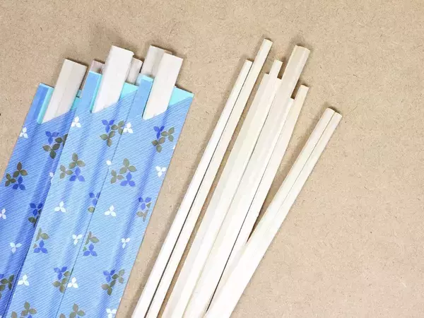 割り箸がトイレ掃除で大活躍！　頑固な汚れの落とし方に「スッキリした」「試します」【掃除のコツ4選】