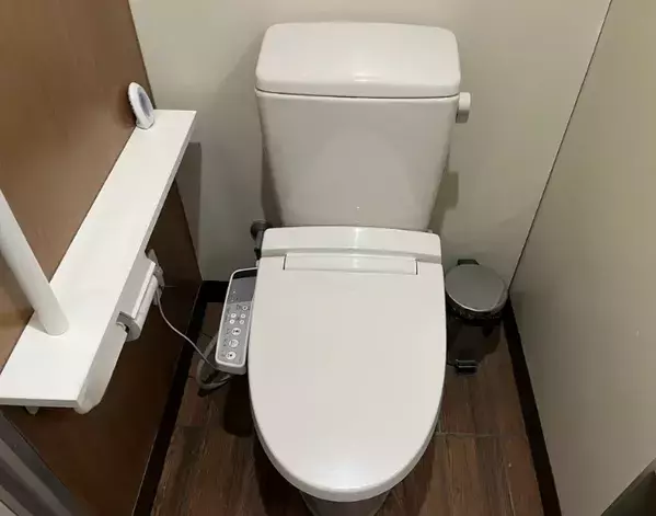 割り箸がトイレ掃除で大活躍！　頑固な汚れの落とし方に「スッキリした」「試します」【掃除のコツ4選】