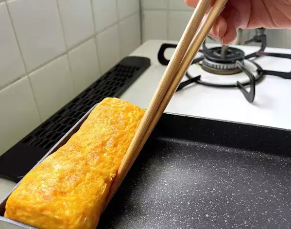 毎朝これでいい！　キッチンペーパーの芯で作る卵焼きに「助かる」「試したい」【時短テク4選】