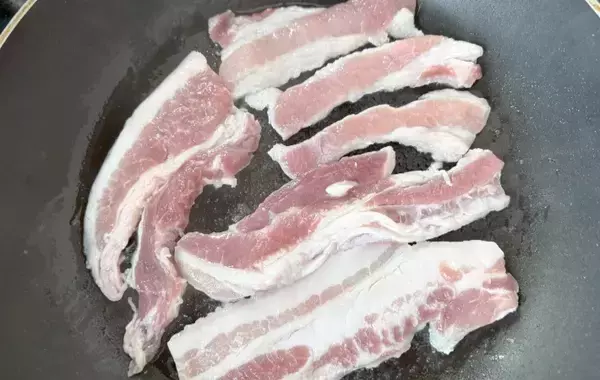 豚肉、そのまま焼かないで！　塩水に30分漬けるだけで、白米に合う絶品おかずに変身