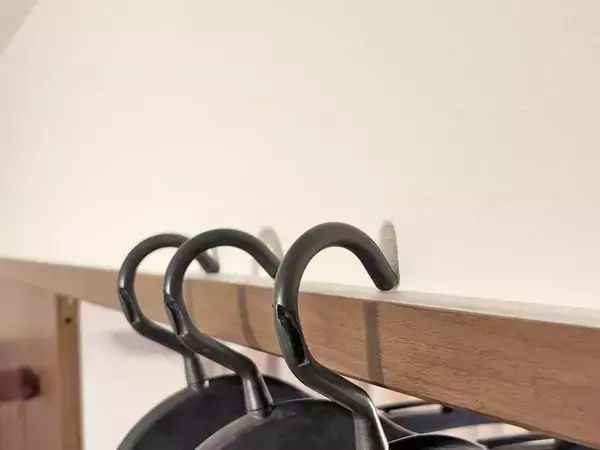 ハンガーがずり落ちてイライラ…　110円で買える落下防止テープが優秀すぎた