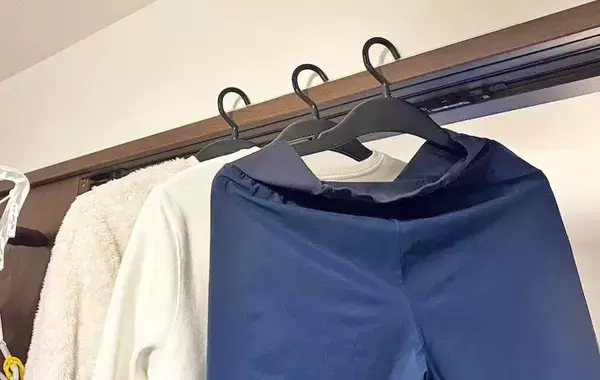 ハンガーがずり落ちてイライラ…　110円で買える落下防止テープが優秀すぎた