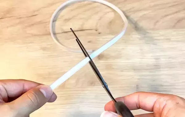 ハンガーがずり落ちてイライラ…　110円で買える落下防止テープが優秀すぎた