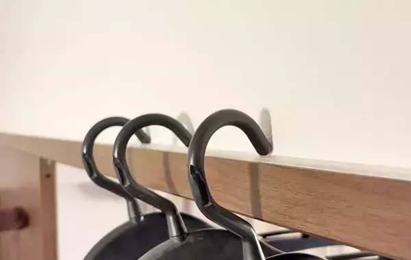 ハンガーがずり落ちてイライラ…　110円で買える落下防止テープが優秀すぎた