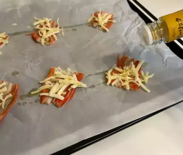 カニカマをコップの底で潰して焼くと？　できあがりに「もう1つ！」「手が止まらん」