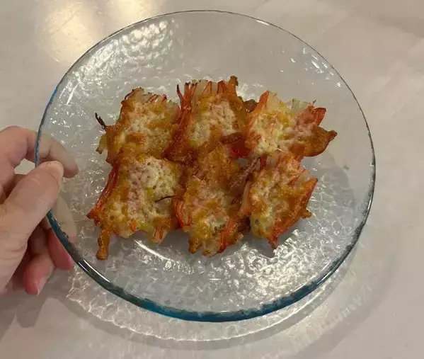 カニカマをコップの底で潰して焼くと？　できあがりに「もう1つ！」「手が止まらん」