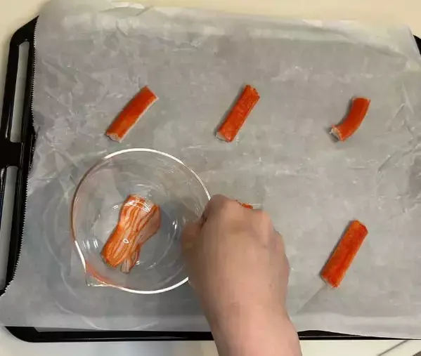 カニカマをコップの底で潰して焼くと？　できあがりに「もう1つ！」「手が止まらん」