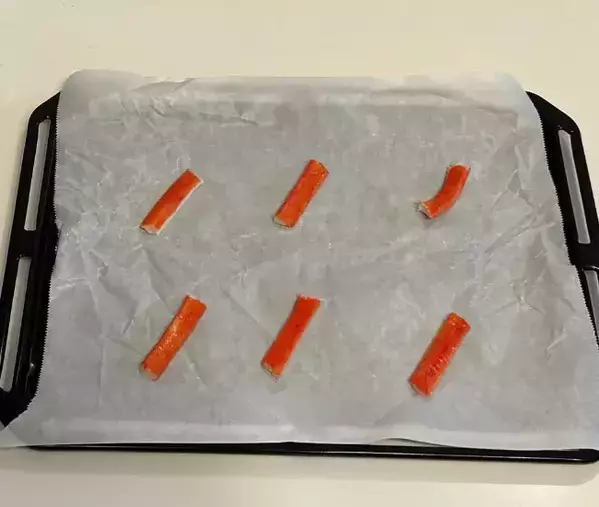 カニカマをコップの底で潰して焼くと？　できあがりに「もう1つ！」「手が止まらん」