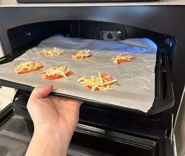 カニカマをコップの底で潰して焼くと？　できあがりに「もう1つ！」「手が止まらん」