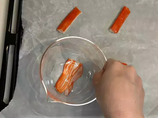 カニカマをコップの底で潰して焼くと？　できあがりに「もう1つ！」「手が止まらん」