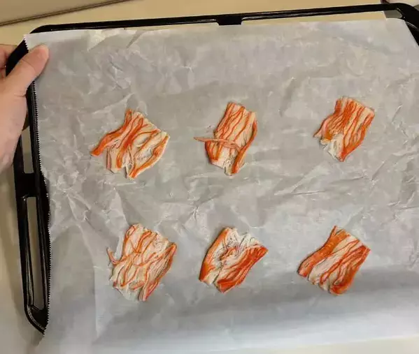 カニカマをコップの底で潰して焼くと？　できあがりに「もう1つ！」「手が止まらん」