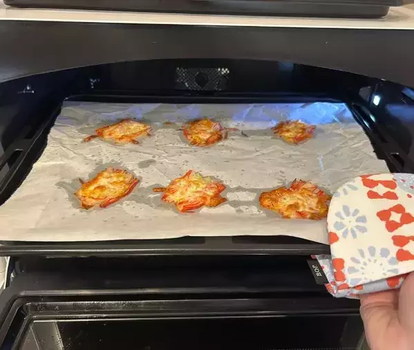 カニカマをコップの底で潰して焼くと？　できあがりに「もう1つ！」「手が止まらん」