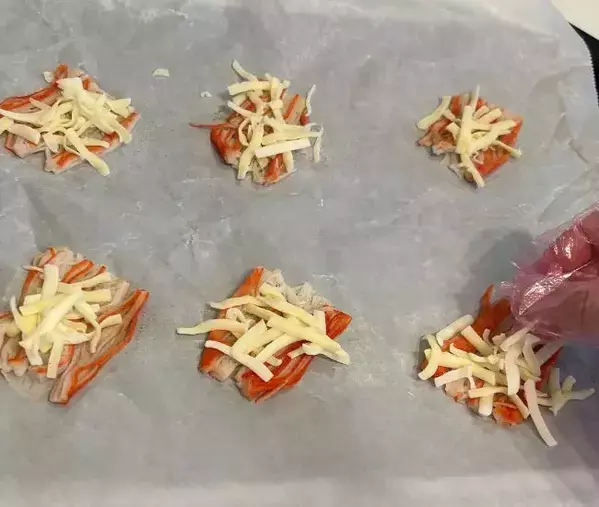 カニカマをコップの底で潰して焼くと？　できあがりに「もう1つ！」「手が止まらん」