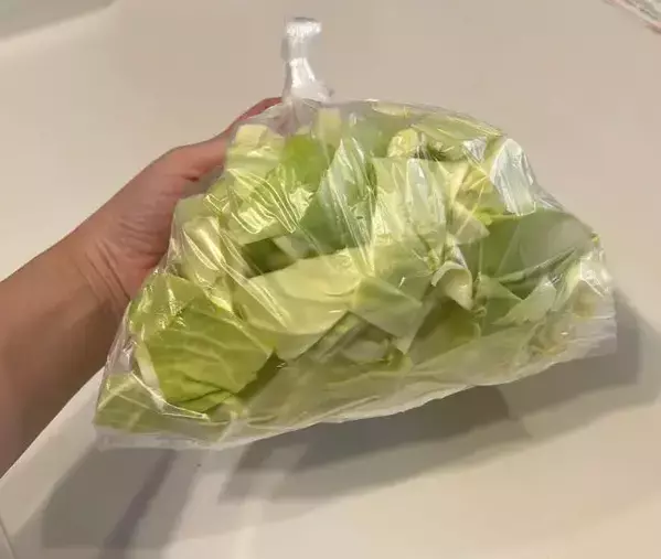 キャベツを縦に切るのはもったいない！　上下に分ける消費テクに「頭いい」「絶対やります」