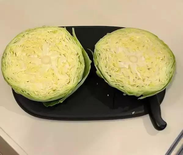 キャベツを縦に切るのはもったいない！　上下に分ける消費テクに「頭いい」「絶対やります」