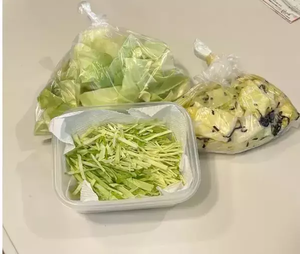 キャベツを縦に切るのはもったいない！　上下に分ける消費テクに「頭いい」「絶対やります」