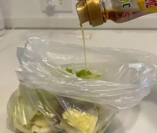 キャベツを縦に切るのはもったいない！　上下に分ける消費テクに「頭いい」「絶対やります」