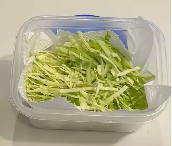 キャベツを縦に切るのはもったいない！　上下に分ける消費テクに「頭いい」「絶対やります」