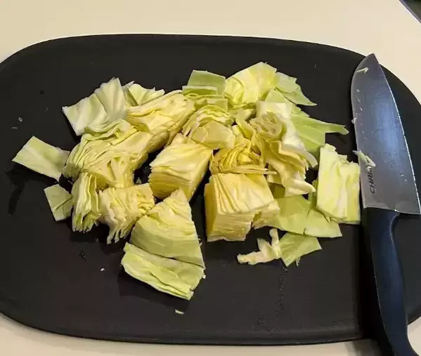 キャベツを縦に切るのはもったいない！　上下に分ける消費テクに「頭いい」「絶対やります」