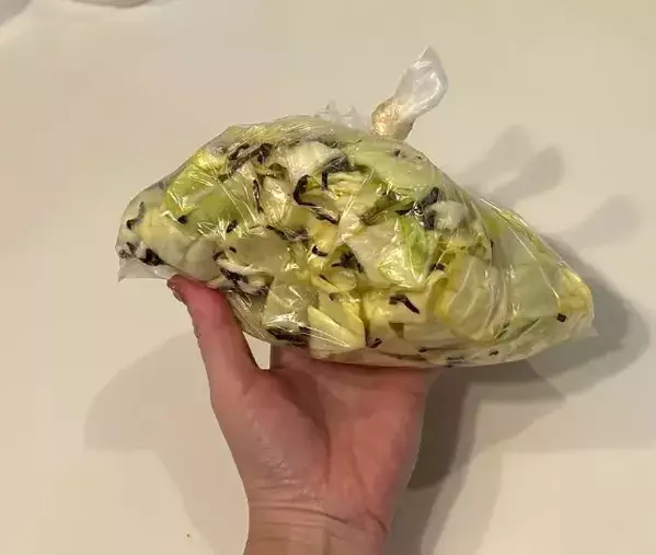 キャベツを縦に切るのはもったいない！　上下に分ける消費テクに「頭いい」「絶対やります」