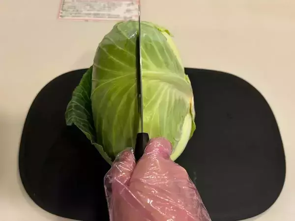 キャベツを縦に切るのはもったいない！　上下に分ける消費テクに「頭いい」「絶対やります」