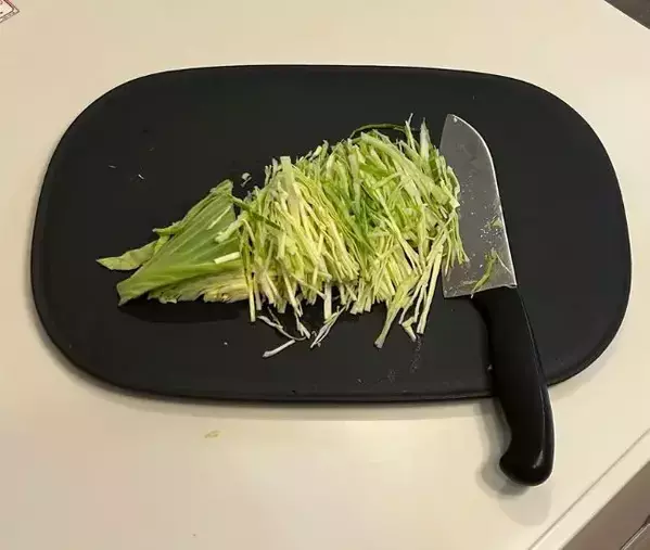 キャベツを縦に切るのはもったいない！　上下に分ける消費テクに「頭いい」「絶対やります」