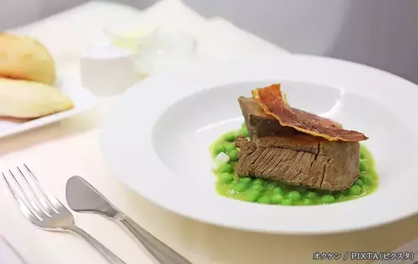 ファーストクラスの機内食ってどんなメニュー？ 　エコノミーとの違いとは