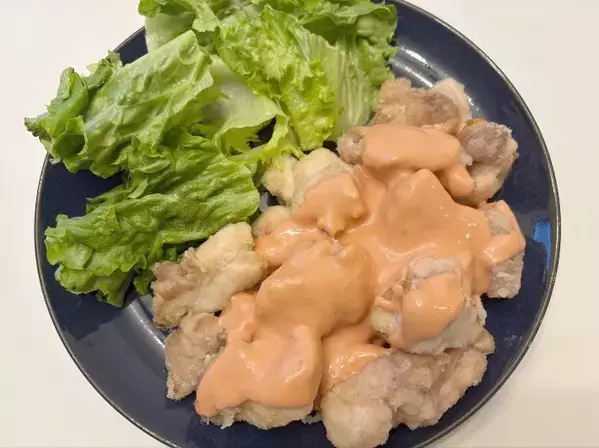 から揚げを見た息子「なんかかかってる…」　冷蔵庫の調味料を混ぜるだけで、ご飯が止まらない