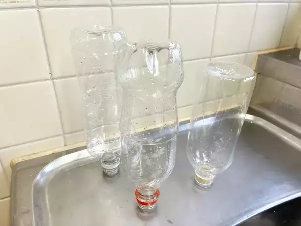 もう直置きしない！　洗ったペットボトルを『浮かせて収納』するワザに「悩みが解決！」