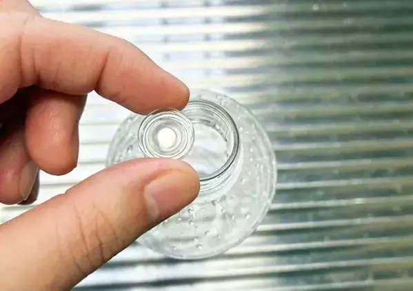 もう直置きしない！　洗ったペットボトルを『浮かせて収納』するワザに「悩みが解決！」