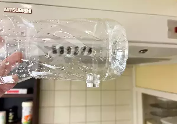 もう直置きしない！　洗ったペットボトルを『浮かせて収納』するワザに「悩みが解決！」