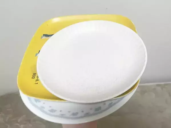 お皿は『大・中・小』で重ねると崩れる？　10秒揺らして分かった安全な積み順