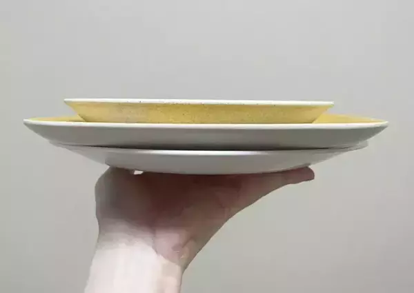 お皿は『大・中・小』で重ねると崩れる？　10秒揺らして分かった安全な積み順