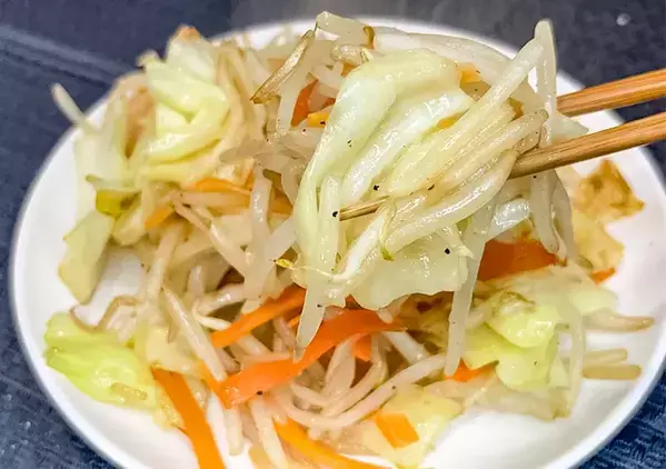 カット野菜に大さじ1杯入れるだけ！　食感がよくなるコツに「しっかりと火が入った」「べたつかない」