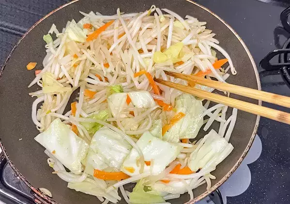 カット野菜に大さじ1杯入れるだけ！　食感がよくなるコツに「しっかりと火が入った」「べたつかない」