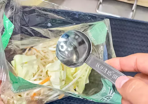 カット野菜に大さじ1杯入れるだけ！　食感がよくなるコツに「しっかりと火が入った」「べたつかない」