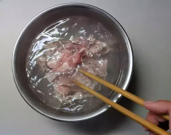 豚こま肉をお湯にくぐらせると？　まさかの裏技に「もっと早く知りたかった」「絶対やる」
