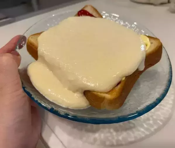 チーズと豆腐を混ぜてチンするだけ！　口当たりに「大満足」「いくらでもいける」