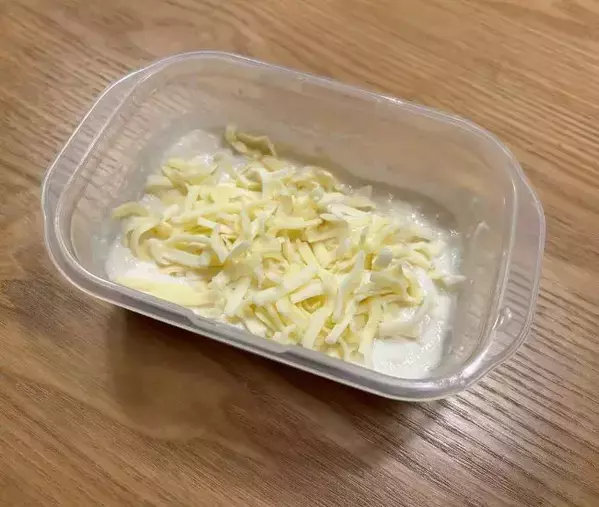 チーズと豆腐を混ぜてチンするだけ！　口当たりに「大満足」「いくらでもいける」