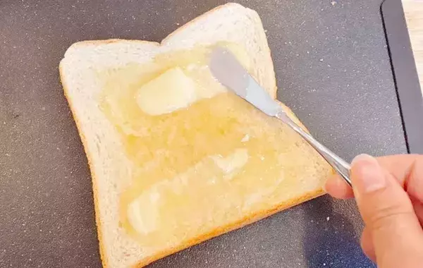 食べた子供が「明日も作って！」と大興奮！　トーストにバターを塗って…