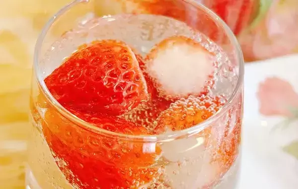 普通に食べるのはもったいない！　漬け込むだけでOK、イチゴの新しい食べ方が？