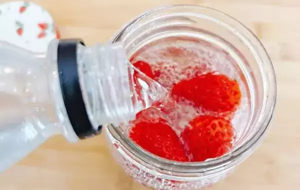 普通に食べるのはもったいない！　漬け込むだけでOK、イチゴの新しい食べ方が？