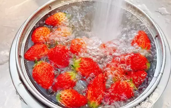 普通に食べるのはもったいない！　漬け込むだけでOK、イチゴの新しい食べ方が？