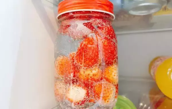 普通に食べるのはもったいない！　漬け込むだけでOK、イチゴの新しい食べ方が？