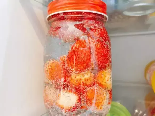 普通に食べるのはもったいない！　漬け込むだけでOK、イチゴの新しい食べ方が？